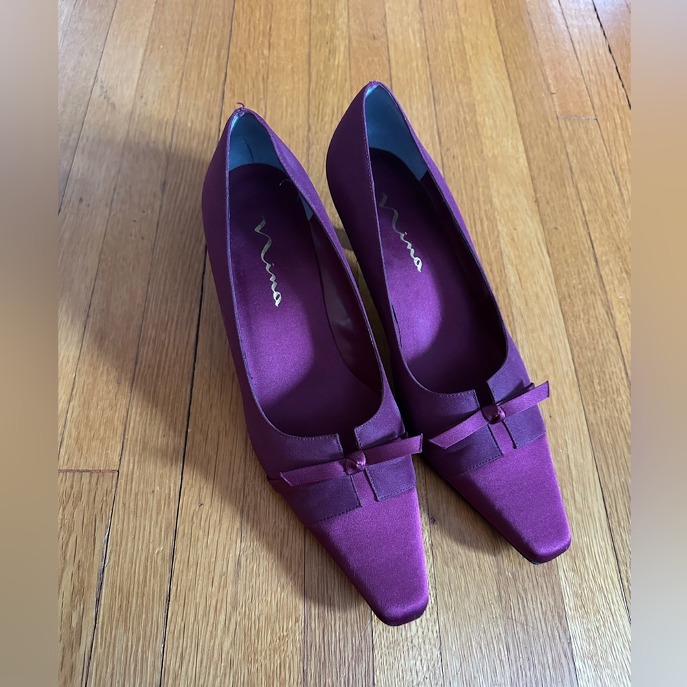 Nina Burgundy Bow Pointed Toe Kitten Heels, Size 11 Medium